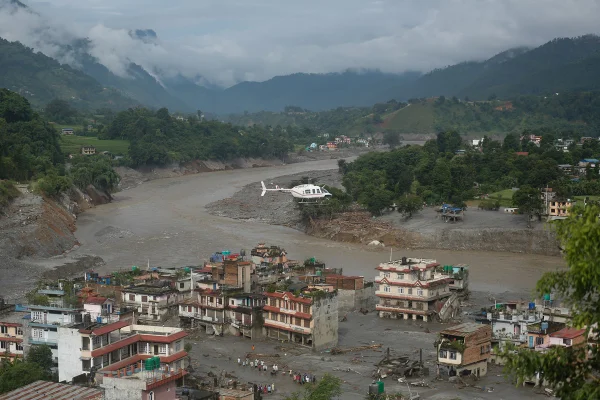 Vista geral de uma área afetada por inundações em Nuwakot, Nepal, em 27 de agosto de 2026, após o transbordamento de um lago glacial no Tibete