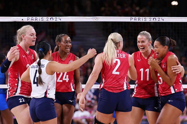 Imagem colorida de Estados Unidos no volei em comemoração - Metrópoles