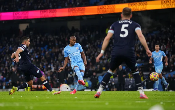 Com gol de Fernandinho, City vence West Ham e recupera vice-liderança