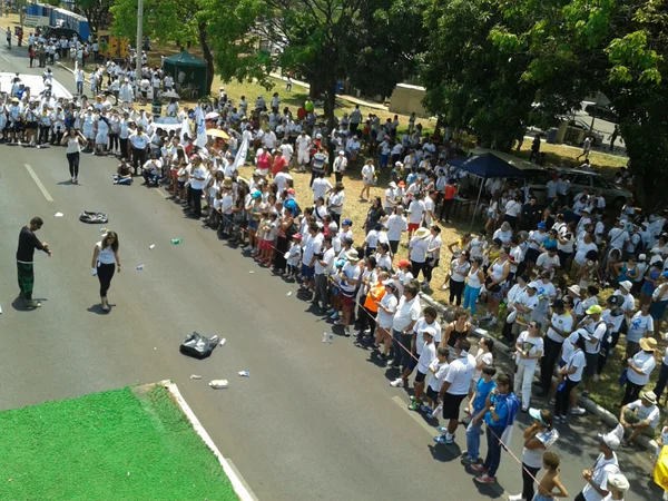Caminhada pela Paz reúne 10 mil católicos no Eixão Norte