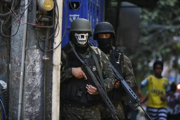 Comando diz que é indevido o uso de máscaras por militares na Rocinha