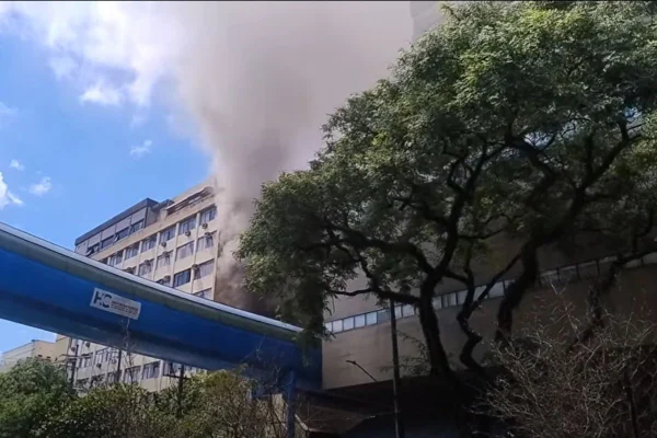 Imagem colorida mostra fumaça de incêndio no prédio do InCor. Metrópoles