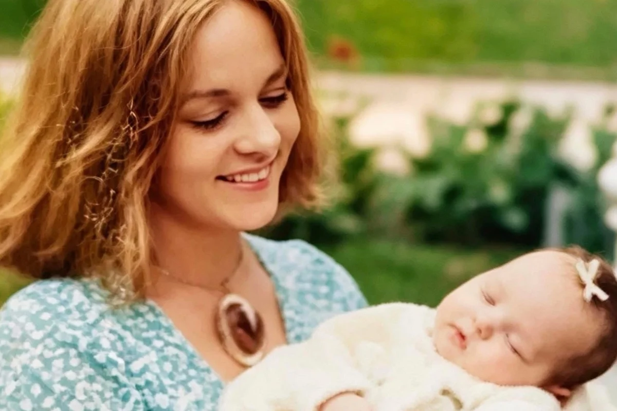 Gloria Perez posa com a filha, Daniella, ainda recém-nascida Gloria Perez posa com a filha, Daniella, ainda recém-nascida