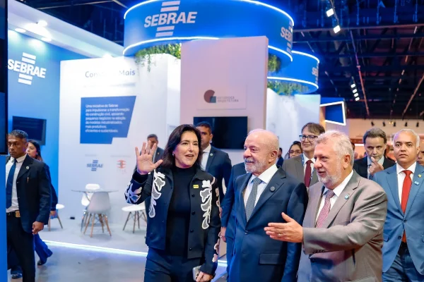 Imagem colorida de Lula ao lado de Simone Tebet. Metrópoles