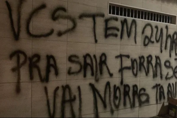 Imagem colorida, muro pichado pela facção criminosa