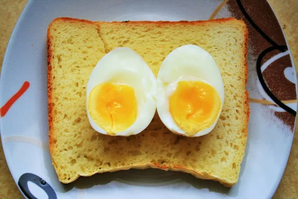 ovo cozido pode ser um bom aliado na manutenção de um organismo saudável O ovo é um alimento base na mesa do brasileiro, mas por muitos anos foi criticado por seus supostos malefícios.