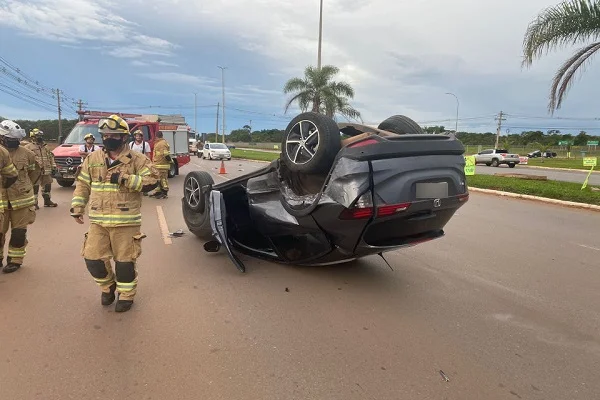 carro capotado na pista