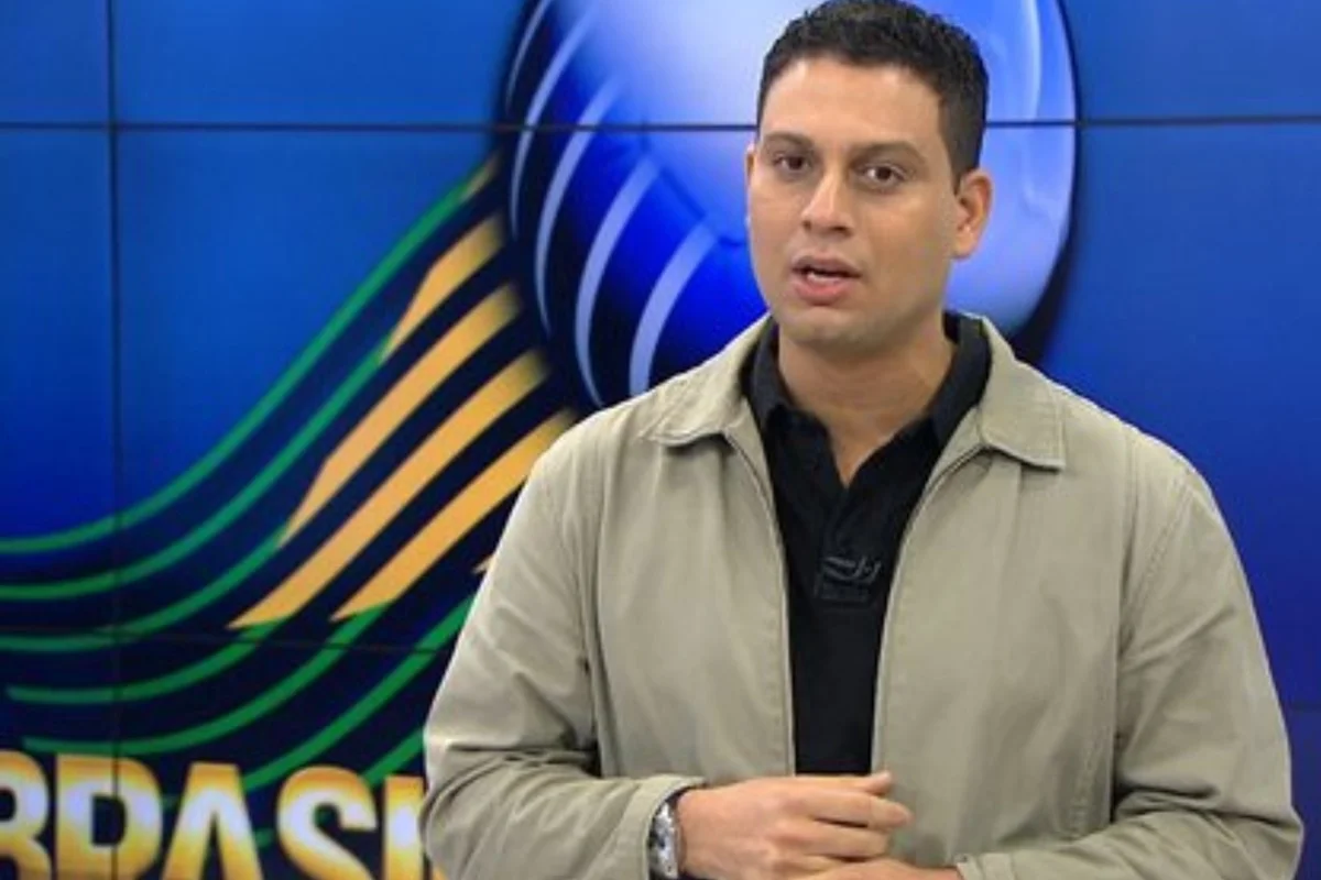 Darino Sena é clicado durante uma de suas apresentações na TV Darino Sena é clicado durante uma de suas apresentações na TV
