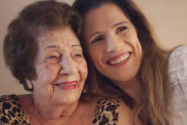 Foto colorida de Ingrid Guimarães e a avó - Metrópoles