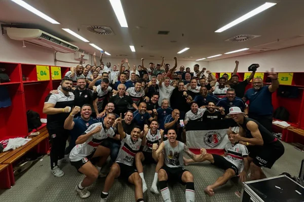 Foto colorida do time do Santa Cruz-PE - Metrópoles