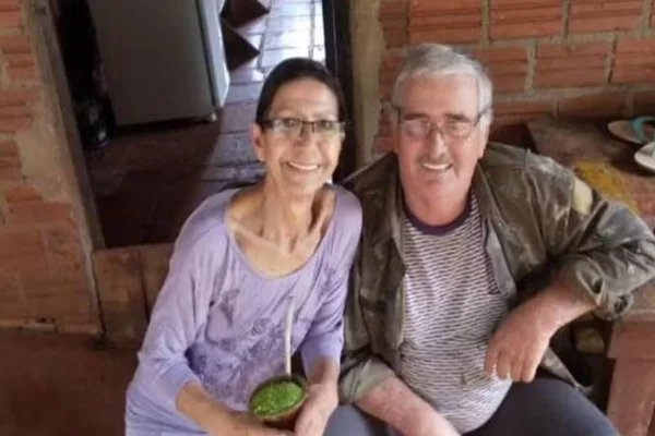 Imagem colorida de casal que morreu junto - Metrópoles