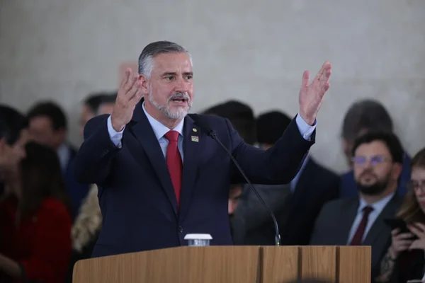 Líder do governo quer proibir cobrança de água por quartos vazios