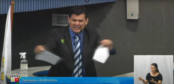 Vereador bolsonarista de Vitória (ES), manda colega mulher calar a boca em sessão