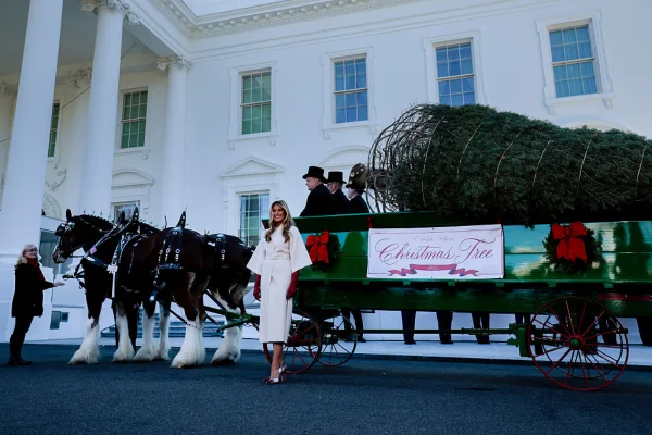 Melania Trump apresenta decoração de Natal peculiar da Casa Branca