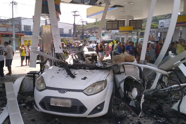 Carro explode em posto de gasolina em São Gonçalo