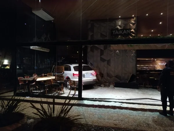 Vídeo: motorista embriagado invade restaurante com o carro no DF