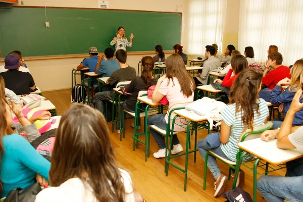 Dobram casos de mensalidades escolares atrasadas no país