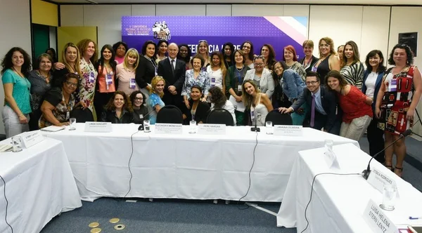 Mulheres transexuais debatem políticas públicas em Brasília