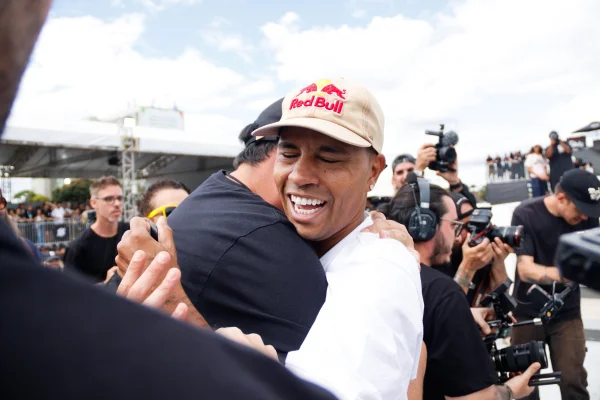 Imagem colorida do skatista Felipe Gustavo