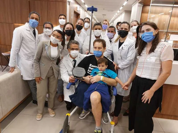 Médico sentado em cadeiras de rodas