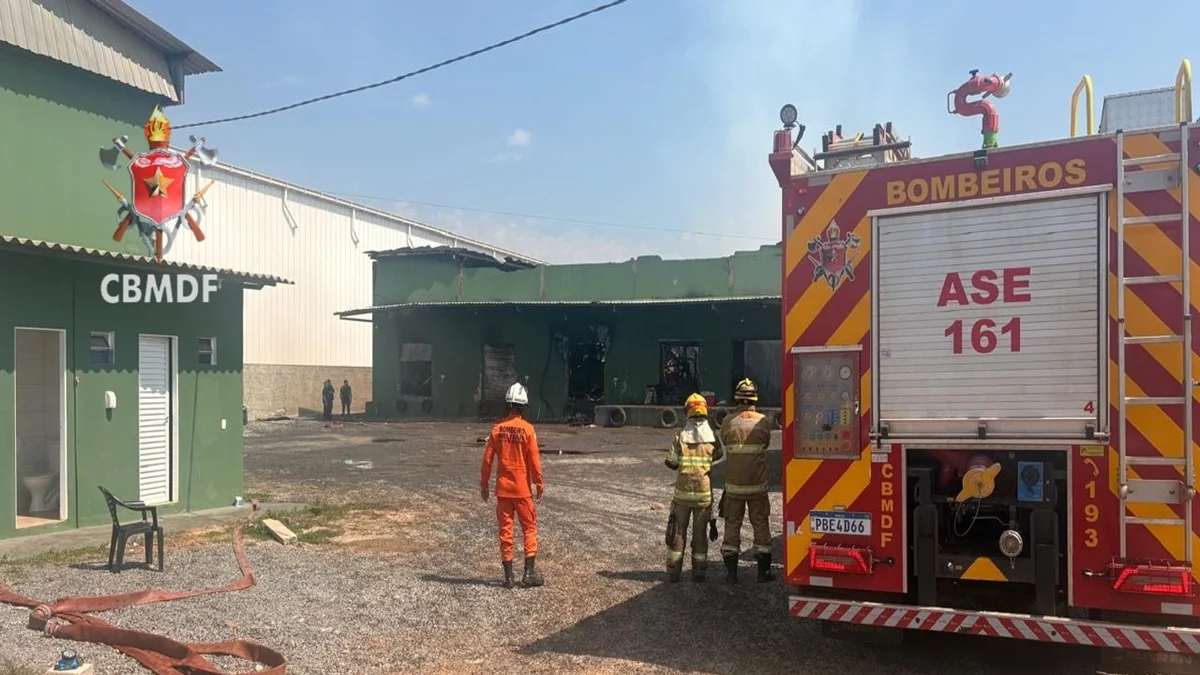 Corpo de Bombeiros aponta risco de colapso em galpão incendiado no DF