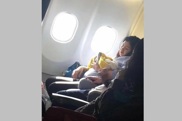 Mulher dá à luz em voo e bebê ganha passagens gratuitas por toda vida