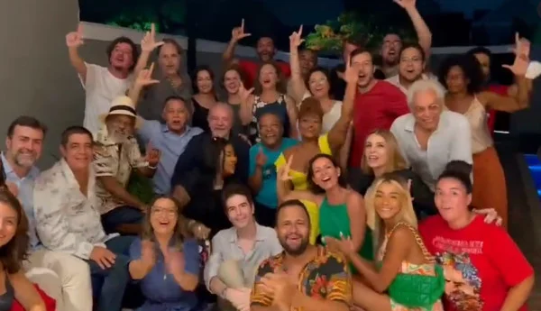 Lula e artistas fazendo L com as mãos