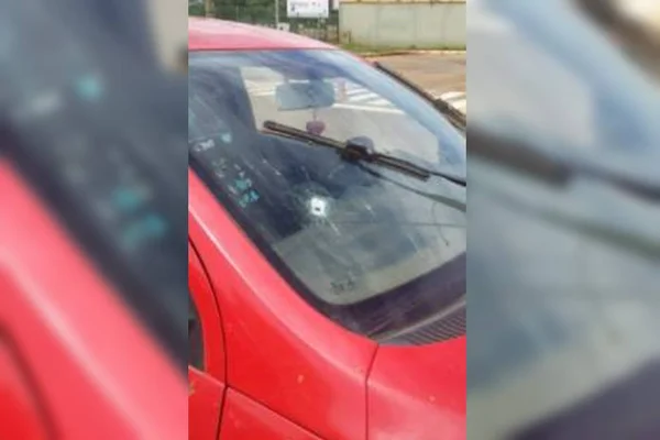 Marca de tiro em carro