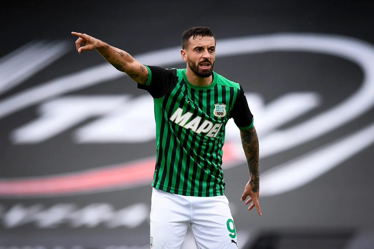 Francesco Caputo é um experiente atacante italiano de 33 anos. Ele começou a carreira no Altamura, time da quarta divisão da Itália, passou pelo Bari, Empoli e está no Sassuolo desde a temporada passada, 2019/20 Francesco Caputo é um experiente atacante italiano de 33 anos. Ele começou a carreira no Altamura, time da quarta divisão da Itália, passou pelo Bari, Empoli e está no Sassuolo desde a temporada passada, 2019/20