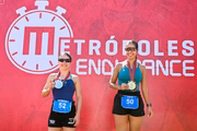 Atletas sobem ao pódio e recebem medalhas após completarem a prova de Águas Abertas 3 km no Metrópoles Endurance 