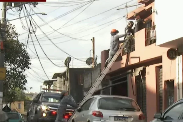 Imagem colorida mostra policiais e socorristas retirando criminoso do "Novo Cangaço" de casa. Metrópoles