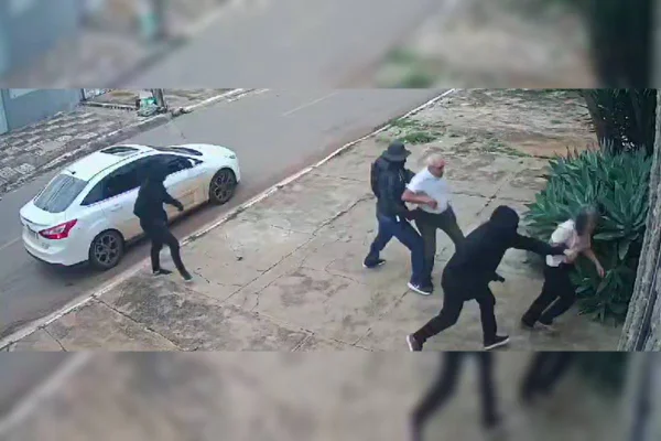 Frame de imagens de câmeras de segurança mostrando ação de bandidos