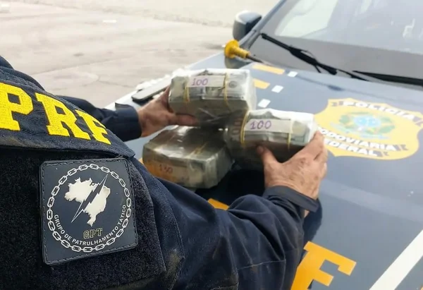 Motorista é preso pela PRF com US$ 300 mil dólares escondidos em carro