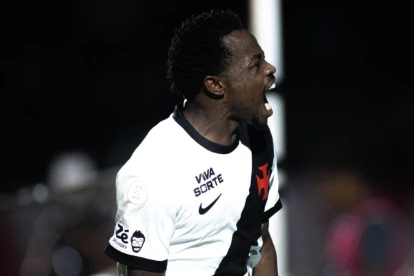 Vasco vence Vitória mais uma vez e avança para semifinal da Copa do Brasil