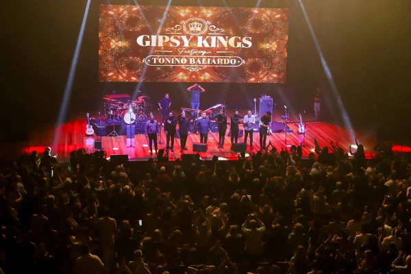 Show do Gipsy Kings no Metrópoles Music com plateia em pé - Metrópoles