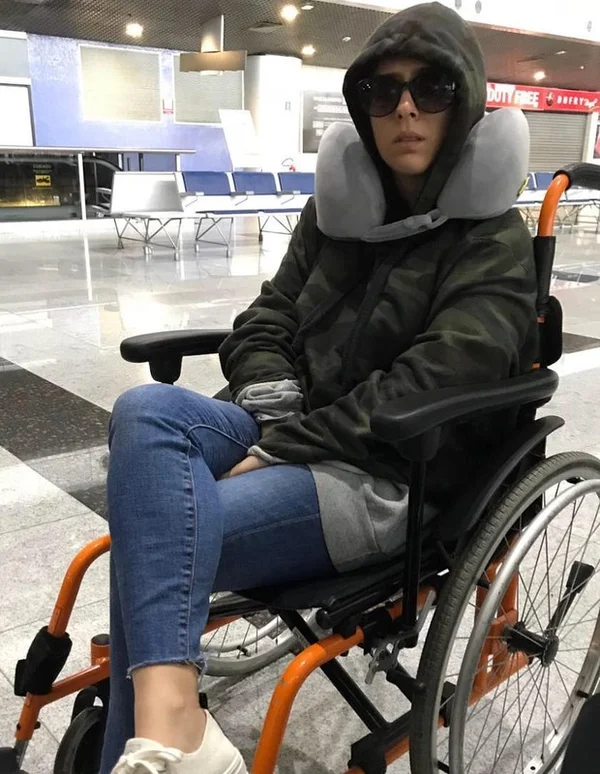 Tatá Werneck posa em cadeira de rodas em aeroporto e causa polêmica - destaque galeria Tatá Werneck posa em cadeira de rodas em aeroporto e causa polêmica - destaque galeria