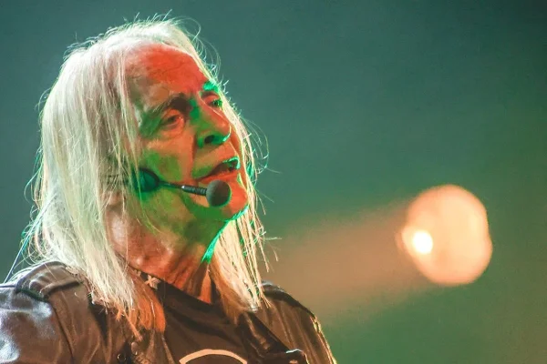 homem branco idoso em show