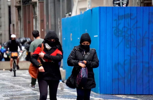 Imagem colorida de pessoas agasalhadas virada no tempo - Metrópoles
