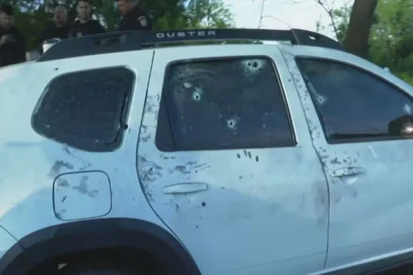Imagem colorida de carro branco