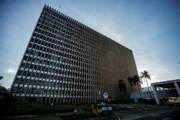 Foram cumpridos seis mandados de busca e apreensão em imóveis localizados em Planaltina e no Noroeste, além de uma ordem judicial no Palácio do Buriti. Foram cumpridos seis mandados de busca e apreensão em imóveis localizados em Planaltina e no Noroeste, além de uma ordem judicial no Palácio do Buriti.