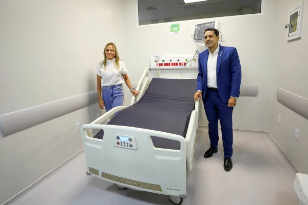 Celina reinaugura UTI e entrega equipamentos para hospital no Paranoá