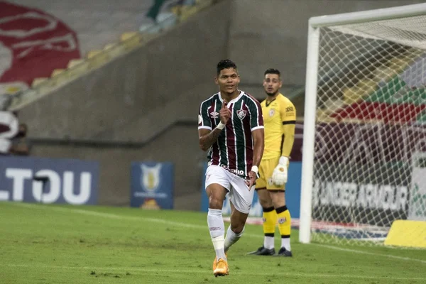 Evanilson marca contra o Atlético-GO