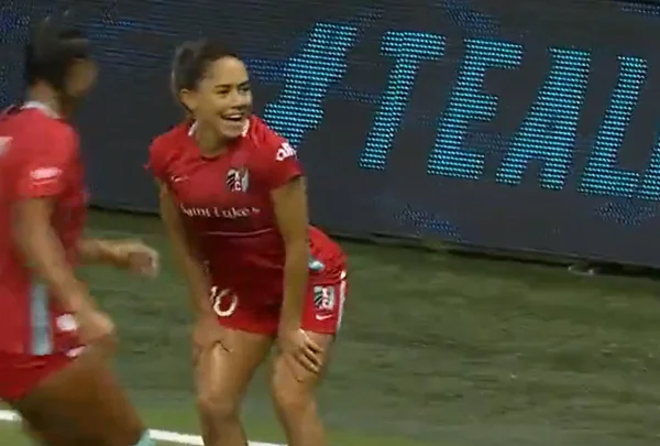 Jogadora comemora com dança