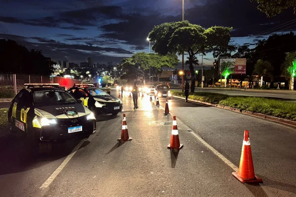 Bêbado resiste a abordagem, leva tiro de taser e foge a pé de blitz