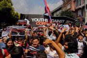 Jovens nepaleses realizam um protesto contra o governo em Catmandu, Nepal, em 8 de setembro de 2025.