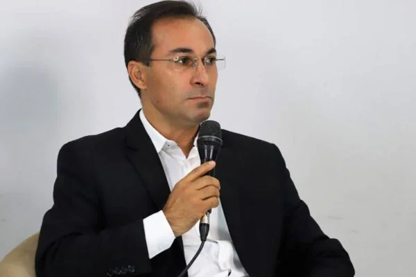 Prefeito é acusado de nepotismo após criar cargo para nomear parente