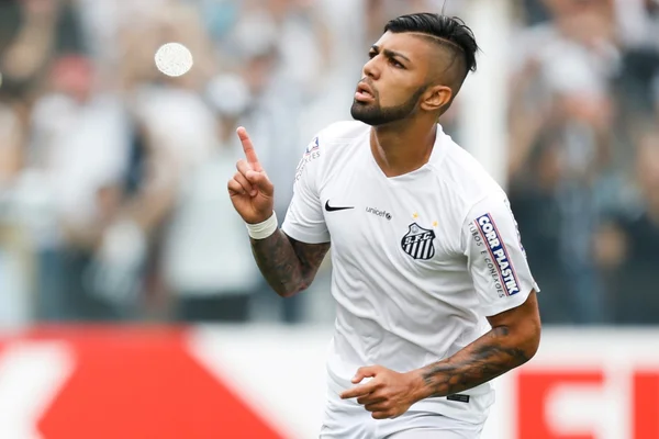 Com futuro indefinido, Gabigol visita CT e estádio do Santos