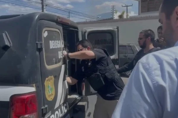Foto de suspeito de ataque à escola no Ceará sendo preso pela Polícia Civil