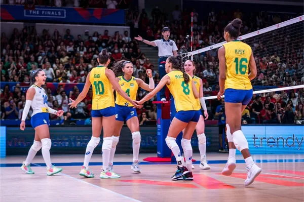Brasil comemorando ponto na semifinal da Liga das Nações - Metrópoles