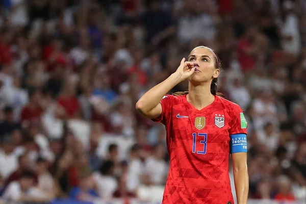 Jogadora dos EUA explica polêmica comemoração do “chá inglês”